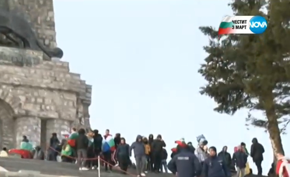 Огромно множество се стича на връх Шипка от ранни зори ВИДЕО