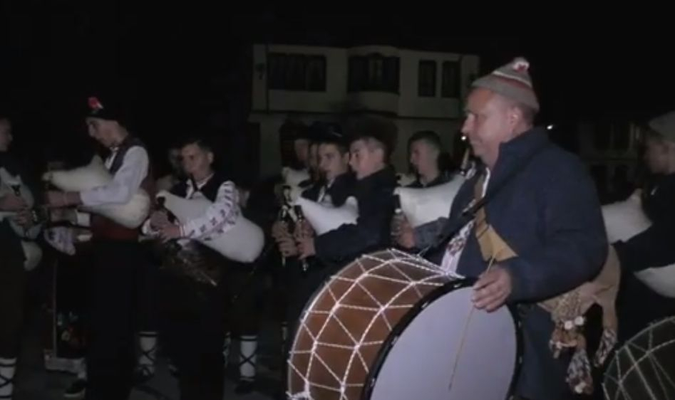 БЛИЦ TV:  Калофер поздрави с гайди България за 3 март