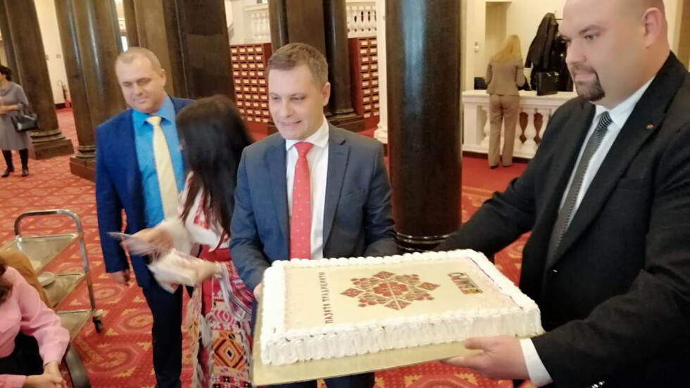 Черпят журналистите в парламента с уникална торта СНИМКИ