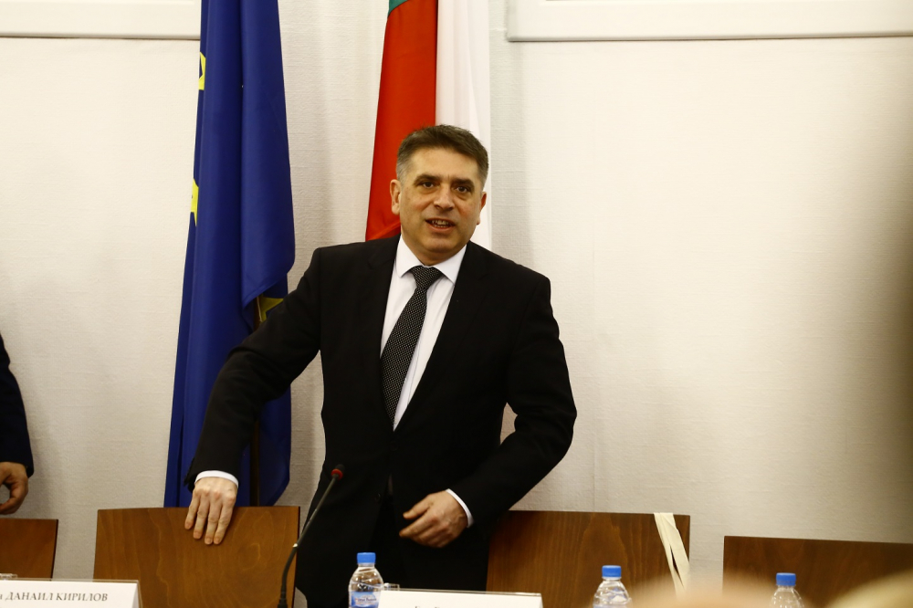 Жега в парламента: Освобождават Кирилов, но ще има и бойкот