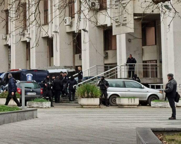 Тежковъоръжени командоси блокираха съда в Бургас СНИМКИ