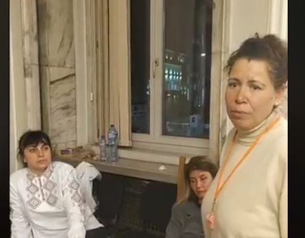Медицински сестри се барикадираха в Народното събрание ВИДЕО