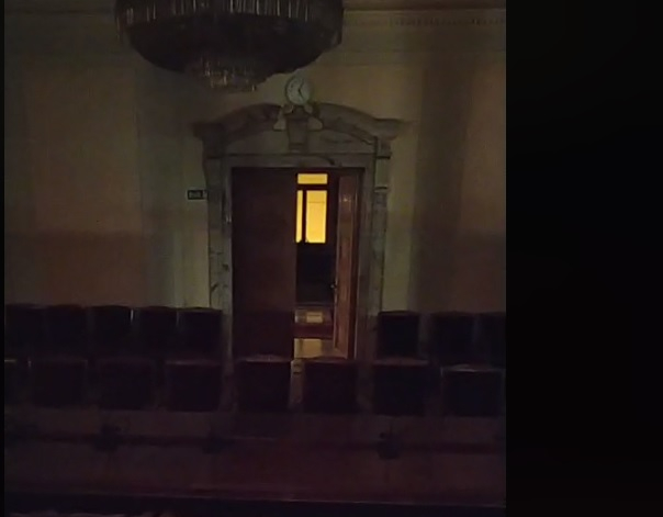 Спряха тока на протестиращите медсестри в парламента ВИДЕО
