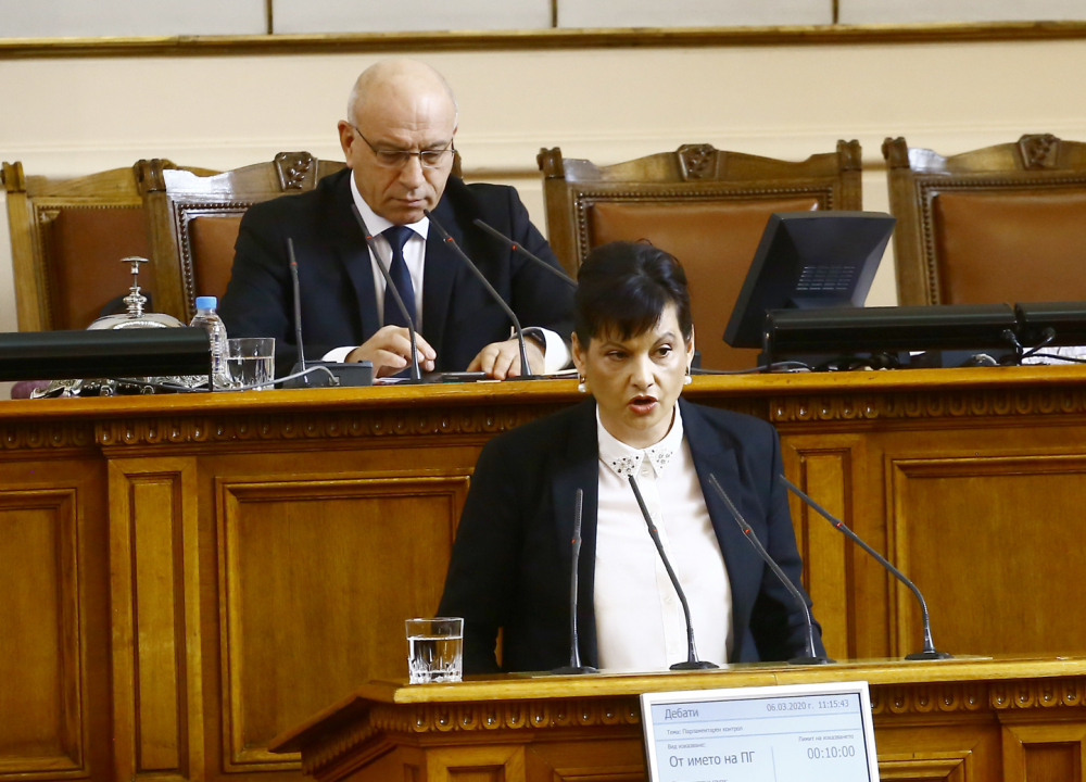 Дариткова излезе на парламентарната трибуна и насмете депутатите, които...