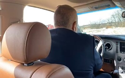 Борисов смени хеликоптера с джипката: Напъвате яко, нали? ВИДЕО