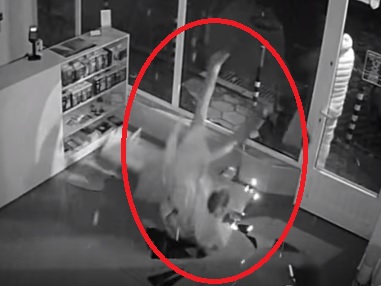 Страшно за гледане е това ВИДЕО с обезумяло момиче в София 