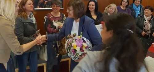 Нинова поздрави жените: Бъдете благословени и щастливи с мъжете до вас
