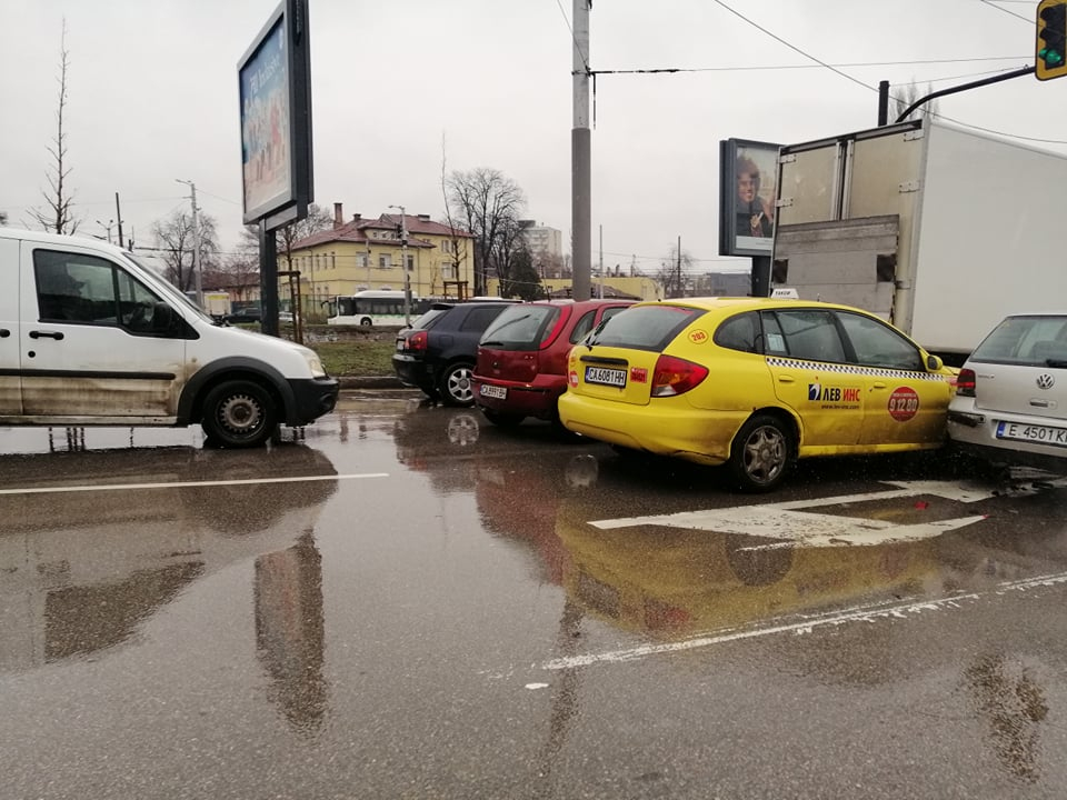 Първо в БЛИЦ: Второ меле с такси в столицата СНИМКИ