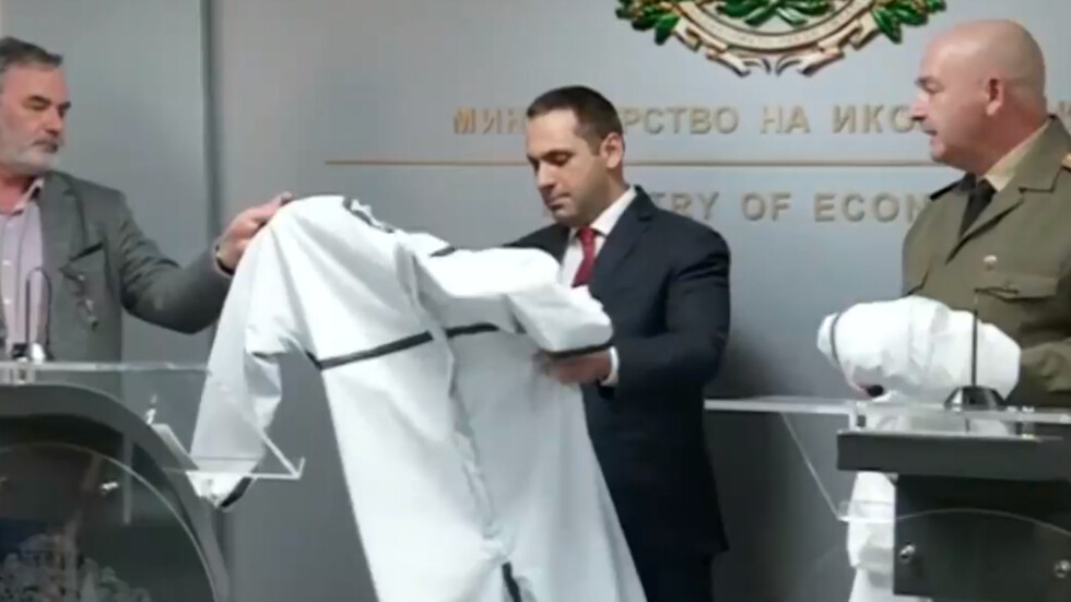 БЛИЦ TV: Щабът за коронавируса представи облеклата, които ще ни спасят от чумата 