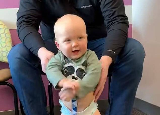 Дете, родено без едно краче, танцува за първи път и трогна мрежата ВИДЕО
