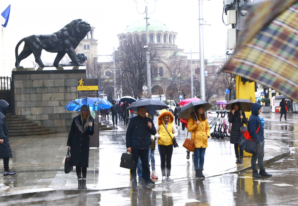 Кошмарното време продължава, ето какво ще е в петък и през уикенда