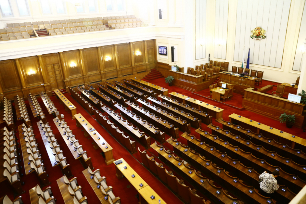 Крути мерки в парламента заради COVID-19 СНИМКИ