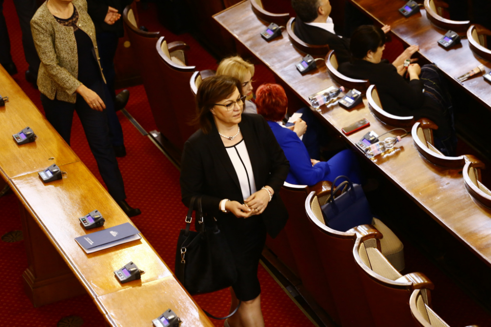 Крути мерки в парламента заради COVID-19 СНИМКИ