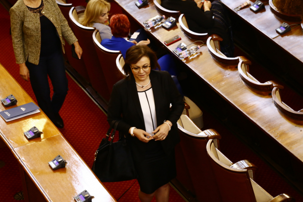 Крути мерки в парламента заради COVID-19 СНИМКИ