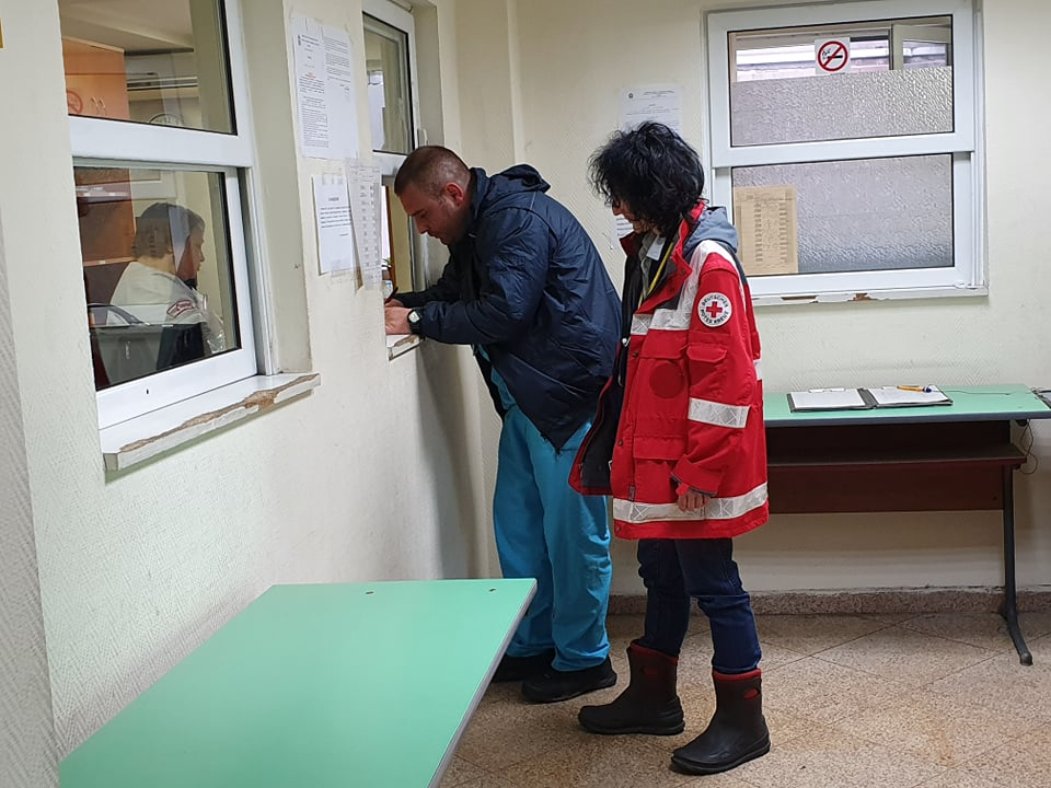 От Спешна помощ с горещи новини пред БЛИЦ за коронавируса СНИМКИ