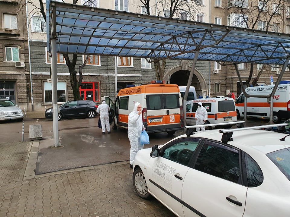 От Спешна помощ с горещи новини пред БЛИЦ за коронавируса СНИМКИ