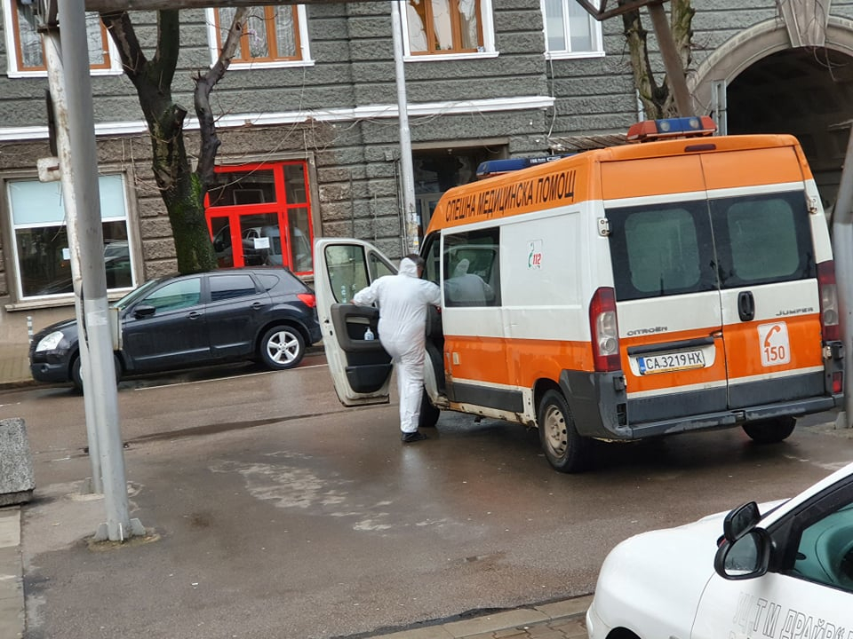 От Спешна помощ с горещи новини пред БЛИЦ за коронавируса СНИМКИ