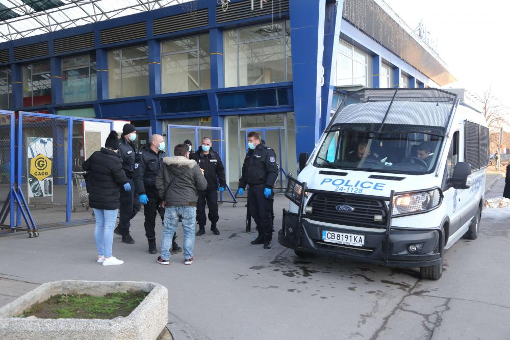 Извънредно: Спецакция блокира базара “Илиянци“ заради коронавируса СНИМКИ