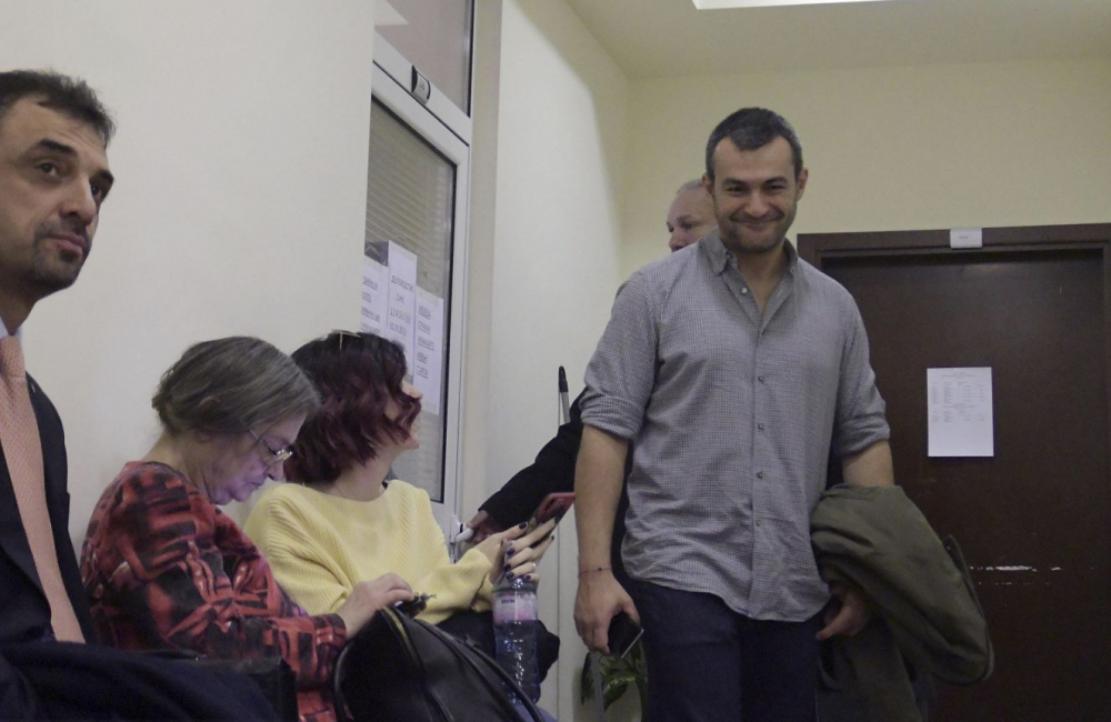 Ива Софиянска в добро настроение с Антон Божков в спецсъда СНИМКИ