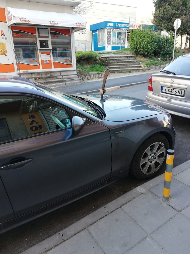 Като в мутренските години: БМВ осъмна със забита кирка във Варна СНИМКА