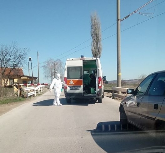 Спецмедици нахлуха в селото на починалата от коронавирус жена СНИМКА