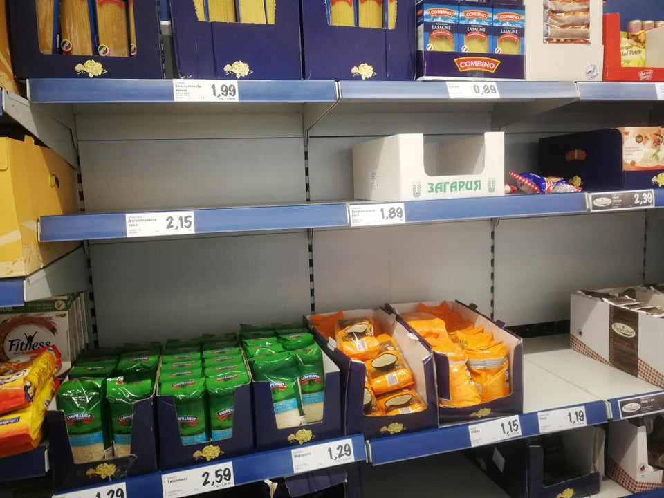 Празни рафтове в магазините заради коронавируса СНИМКИ
