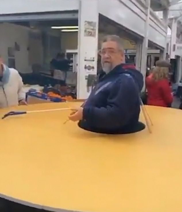 Италианец се пази от коронавируса по безумен начин ВИДЕО 