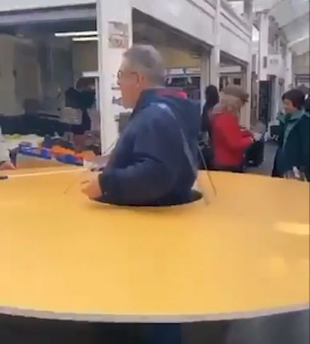 Италианец се пази от коронавируса по безумен начин ВИДЕО 