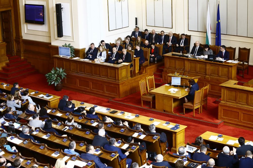 Парламентът започна с изненадваща новина