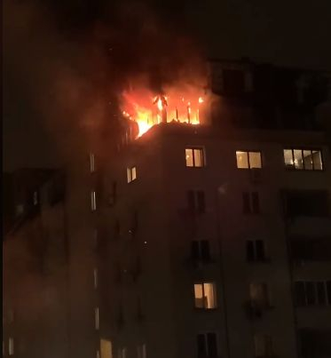 Огнен ад по тъмна доба в София! Тече евакуация ВИДЕО