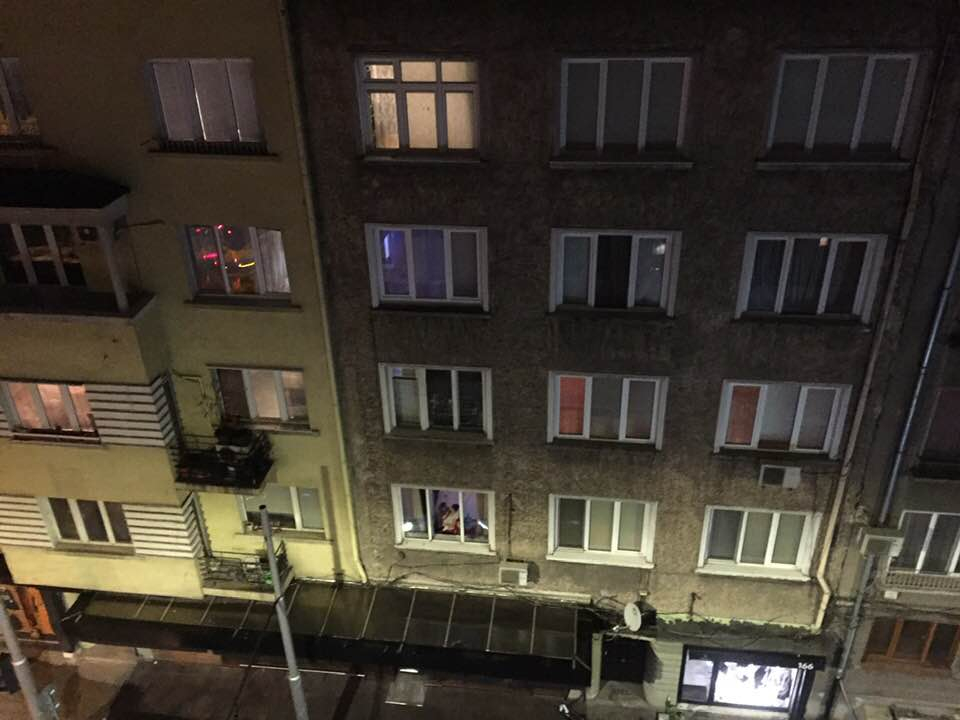 Като в Италия: Българи наизлязоха по балконите, за да са заедно срещу чумата на ХХI век ВИДЕО