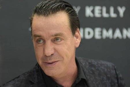 Вижте как се защити лидерът на група Rammstein от коронавируса ВИДЕО