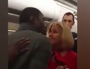 Бой в небето! Пътник удари стюардесата по лицето ВИДЕО