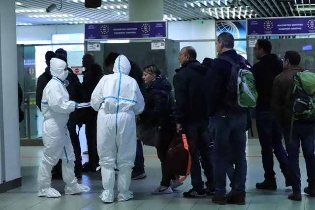 1500 у нас вече са под карантина, МВР затяга контрола, нарушителите - на съд 