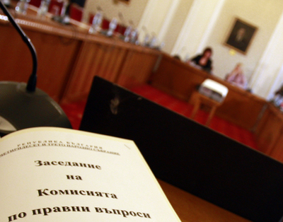 Правната комисия реши: Отпуска или половин заплата заради COVID-19