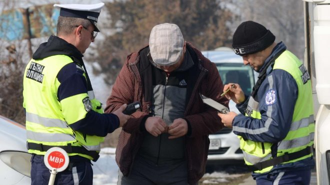 Извънредно в БЛИЦ: Гол до кръста циганин с COVID-19 избяга от болница в София 