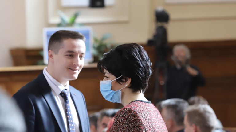 Депутатите в опасна близост, чудят се как да избегнат контактите помежду си