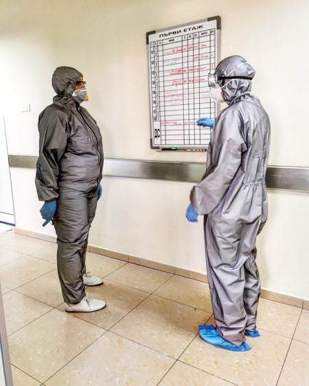 Показаха първите защитни облекла срещу коронавирус, шити у нас СНИМКИ 