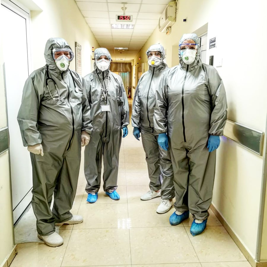 Показаха първите защитни облекла срещу коронавирус, шити у нас СНИМКИ 