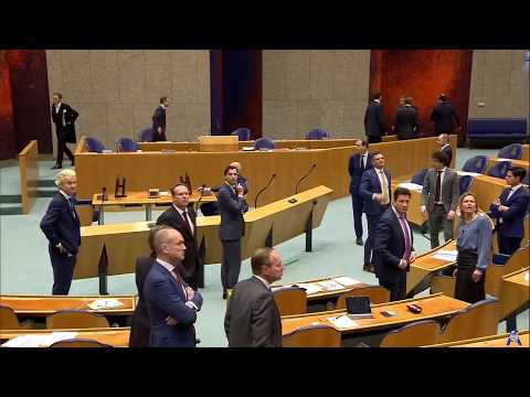 Министър припадна по време на обсъждане на коронавируса ВИДЕО