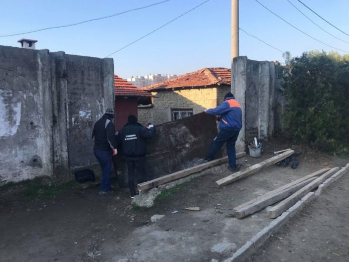 Казанлък се отбранява от COVID-19 с тотална блокада на циганската махала "Кармен" ВИДЕО