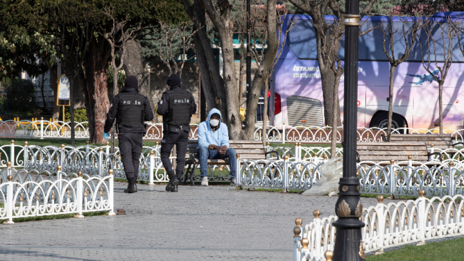 Жив човек няма по улиците на Истанбул заради COVID-19 СНИМКИ