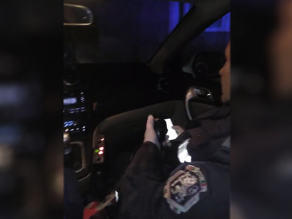 Ето как полицаи ограмотяват жителите на циганското гето в Бургас за извънредното положение ВИДЕО