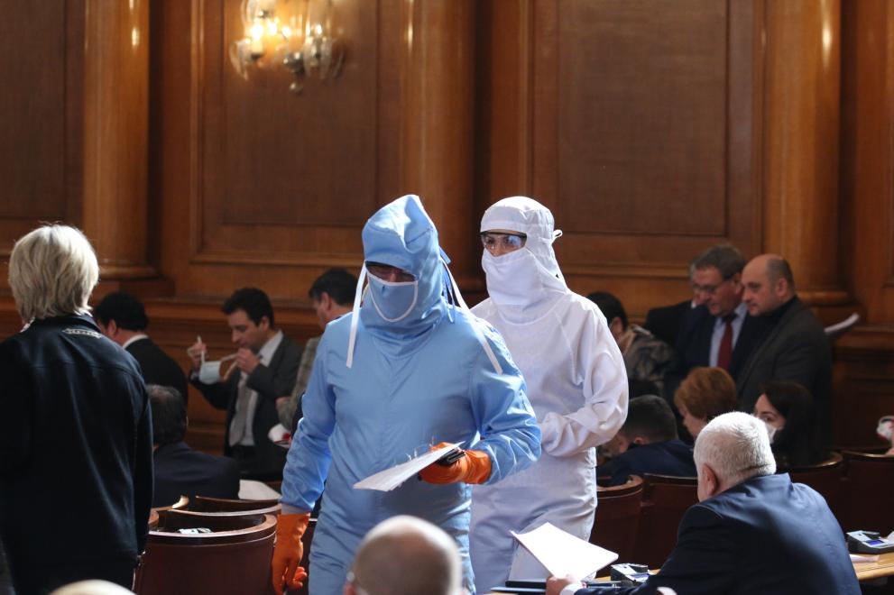 Шаш в парламента: Не е за вярване как се появиха депутати заради COVID-19 СНИМКИ