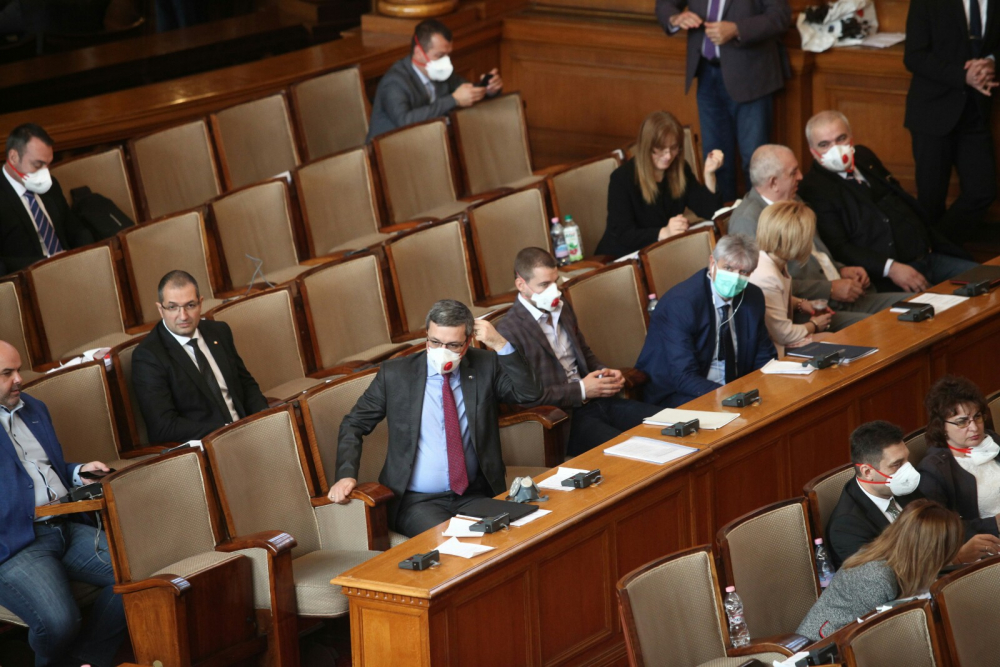 Парламентът прие по-строги мерки срещу COVID-19