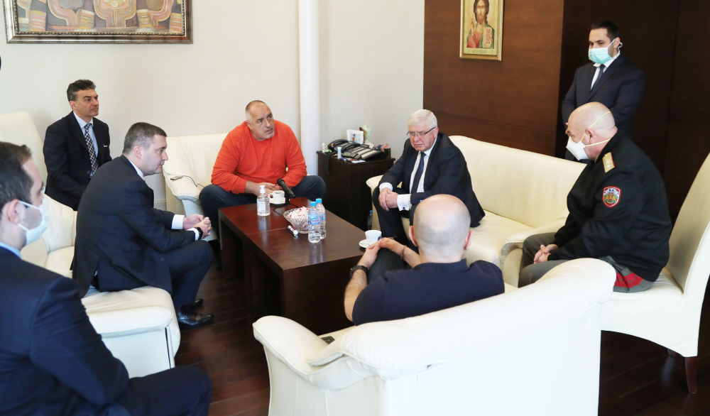 Шаш в парламента: Не е за вярване как се появиха депутати заради COVID-19 СНИМКИ