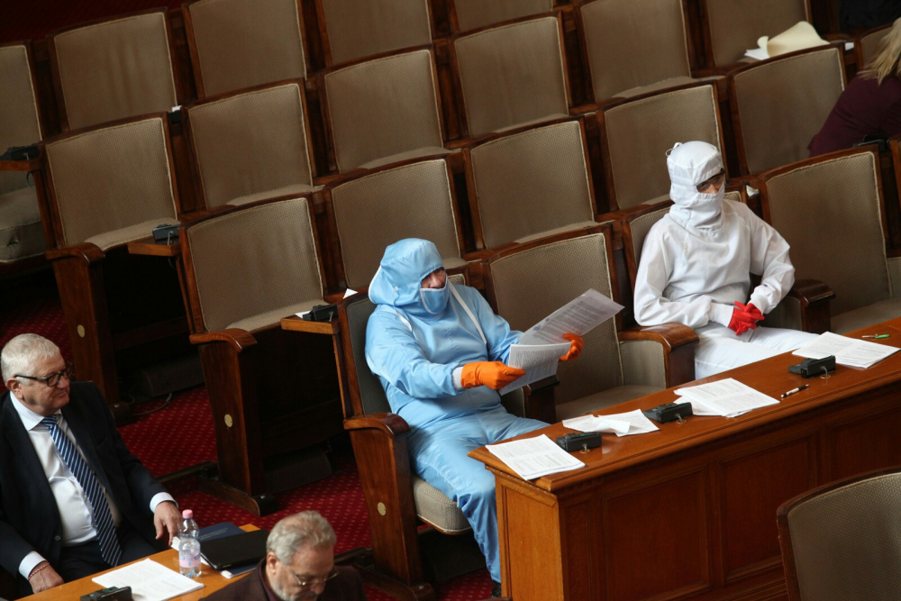 Шаш в парламента: Не е за вярване как се появиха депутати заради COVID-19 СНИМКИ