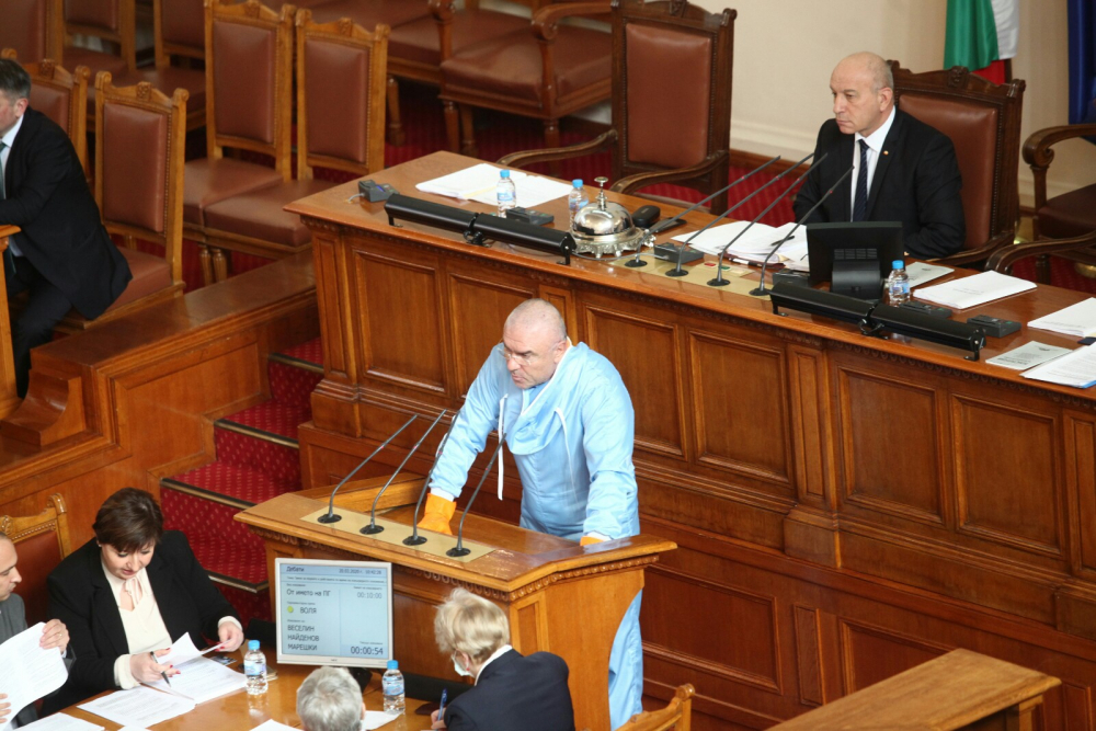 Шаш в парламента: Не е за вярване как се появиха депутати заради COVID-19 СНИМКИ
