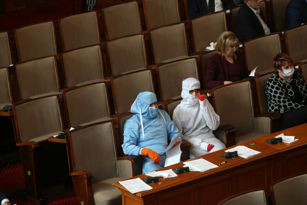 Шаш в парламента: Не е за вярване как се появиха депутати заради COVID-19 СНИМКИ