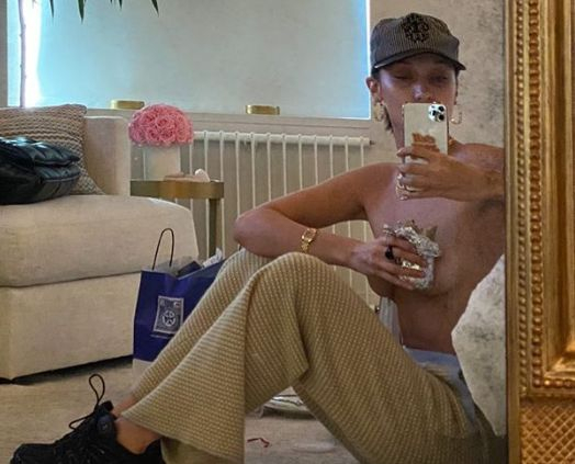 Бела Хадид се пусна по голи гърди и призова за... СНИМКА 18+   